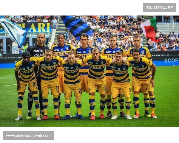 圣诞期间意甲比赛,球员入场佩戴圣诞帽 圣诞期间意甲比赛,球员入场佩戴圣诞帽